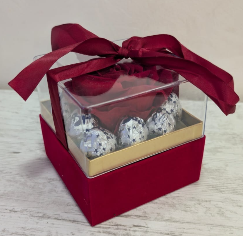 Scatola Rossa con Cioccolato e Rosa Velluto