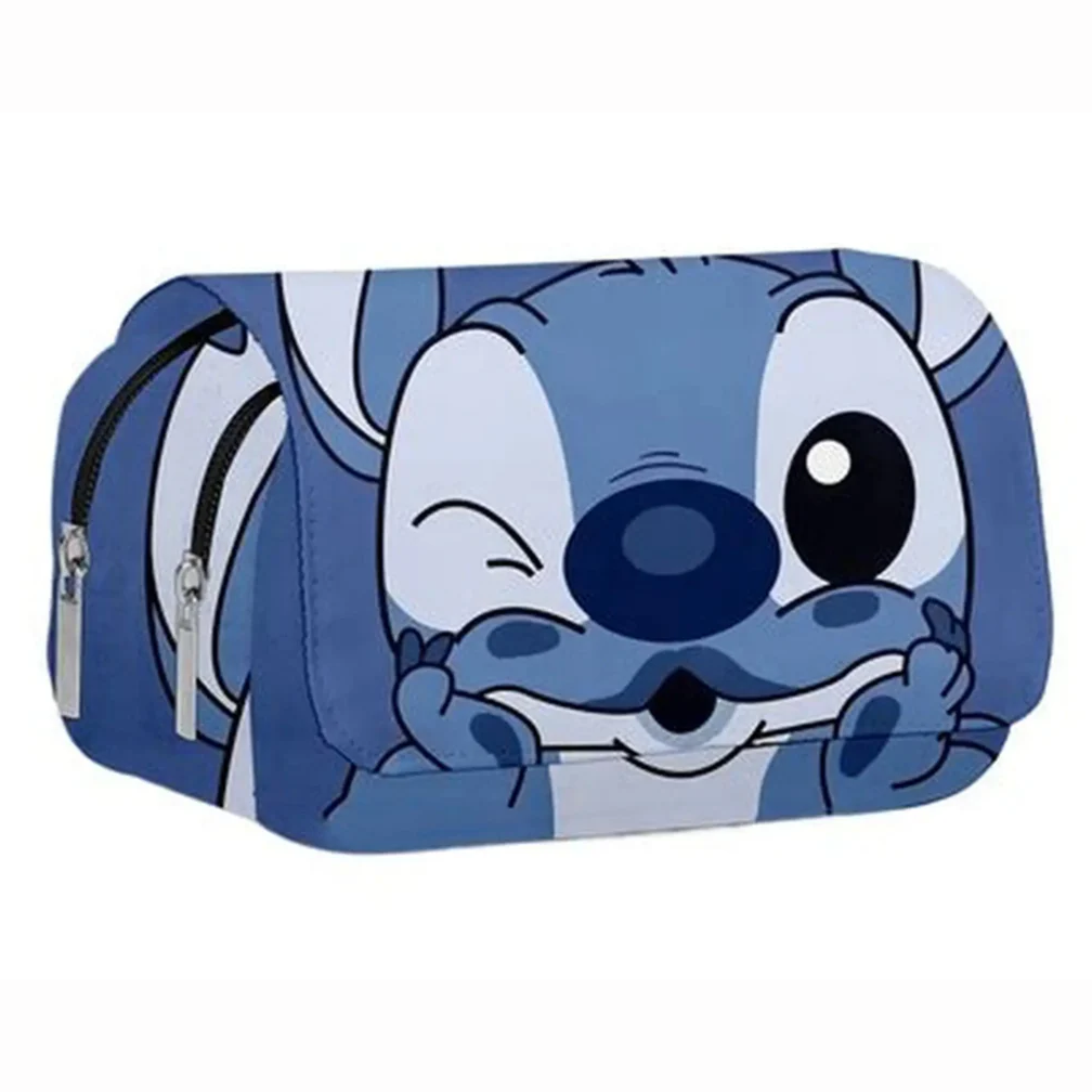 Astuccio blu per la scuola a tre scomparti con chiusure lampo e una divertente illustrazione di Stitch che fa l'occhiolino su sfondo bianco