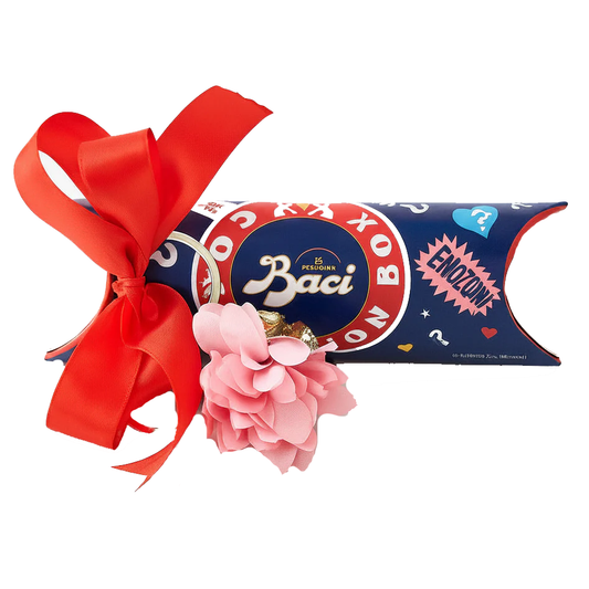 Confezione regalo Baci Perugina BaciONbox blu e rossa con grande fiocco in tessuto rosso e portachiavi con corona dorata tempestata di strass e nappina rosa su sfondo bianco