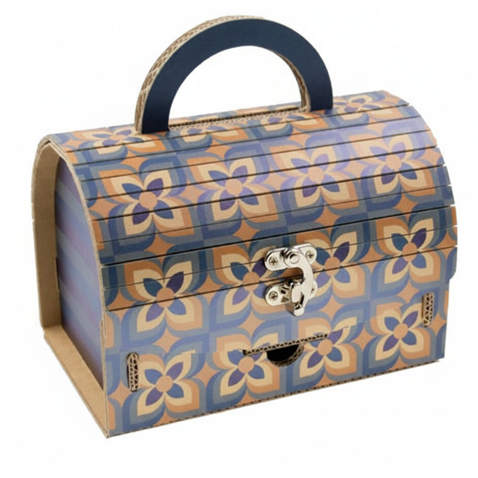 Scatola bauletto blu in cartone con manico superiore e chiusura metallica, decorata con una fantasia geometrica floreale vintage nei toni del blu e beige su sfondo bianco