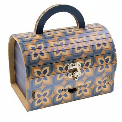 Scatola bauletto blu in cartone con manico superiore e chiusura metallica, decorata con una fantasia geometrica floreale vintage nei toni del blu e beige su sfondo bianco