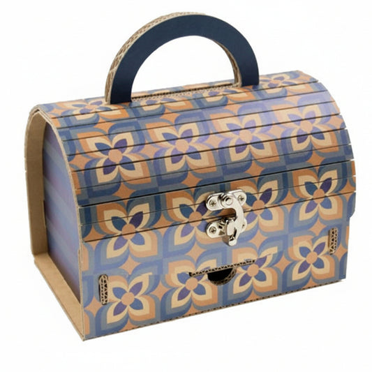Scatola bauletto blu in cartone con manico superiore e chiusura metallica, decorata con una fantasia geometrica floreale vintage nei toni del blu e beige su sfondo bianco