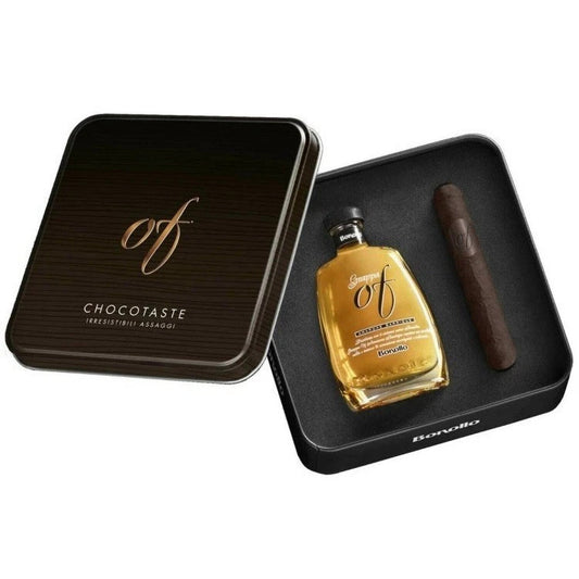 Cofanetto in latta marrone Bonollo OF Chocotaste aperto con bottiglia di Grappa OF Amarone Barrique e sigaro di cioccolato fondente su sfondo bianco