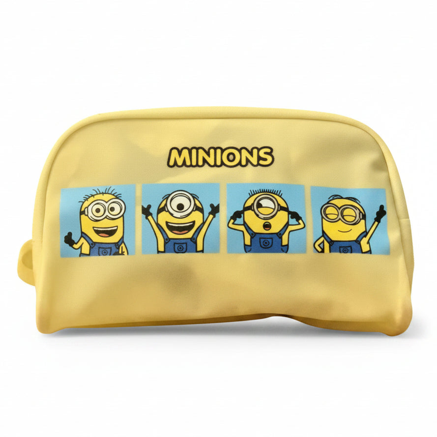 Astuccio giallo Minions con stampa frontale divisa in quattro riquadri con le espressioni dei personaggi e logo Minions su sfondo bianco