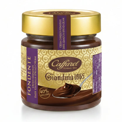 Vasetto di vetro di crema spalmabile Caffarel Gianduia 1865 Fondente con etichetta marrone e dorata con cucchiaio di cioccolato su sfondo bianco