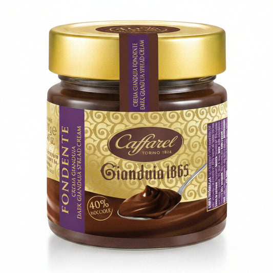 Vasetto di vetro di crema spalmabile Caffarel Gianduia 1865 Fondente con etichetta marrone e dorata con cucchiaio di cioccolato su sfondo bianco