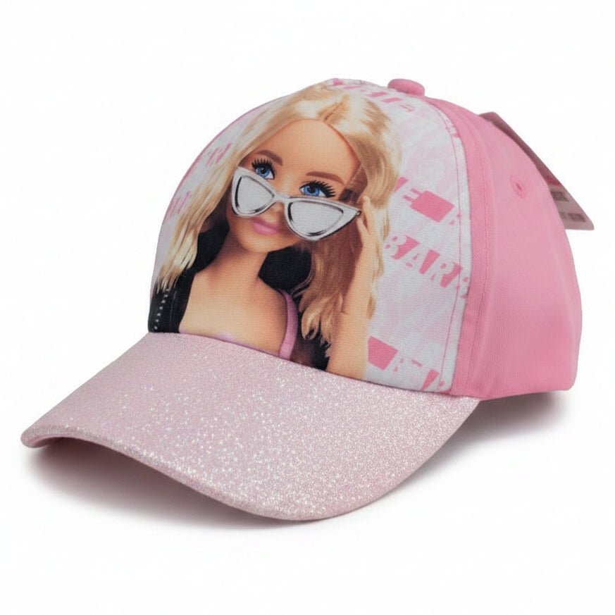 Cappellino con visiera rosa Barbie decorato con glitter sulla visiera e un'illustrazione frontale di Barbie con occhiali da sole su sfondo bianco