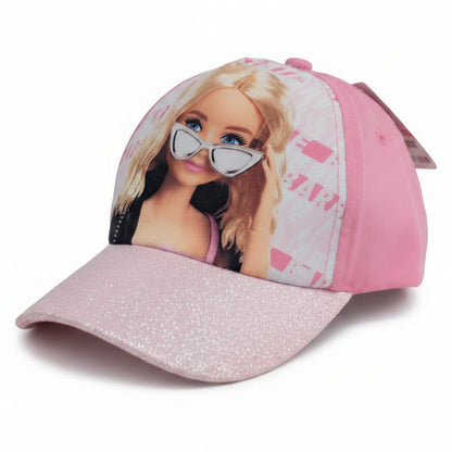 Cappellino con visiera rosa Barbie decorato con glitter sulla visiera e un'illustrazione frontale di Barbie con occhiali da sole su sfondo bianco