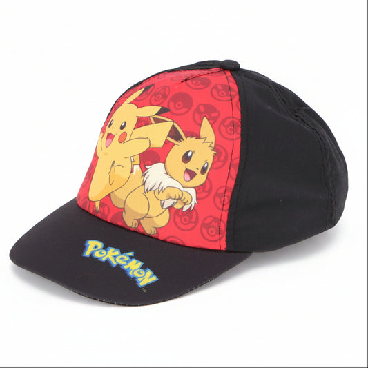 Cappellino con visiera nero e rosso Pokémon con grafica frontale di Pikachu ed Eevee e logo Pokémon sulla visiera su sfondo bianco