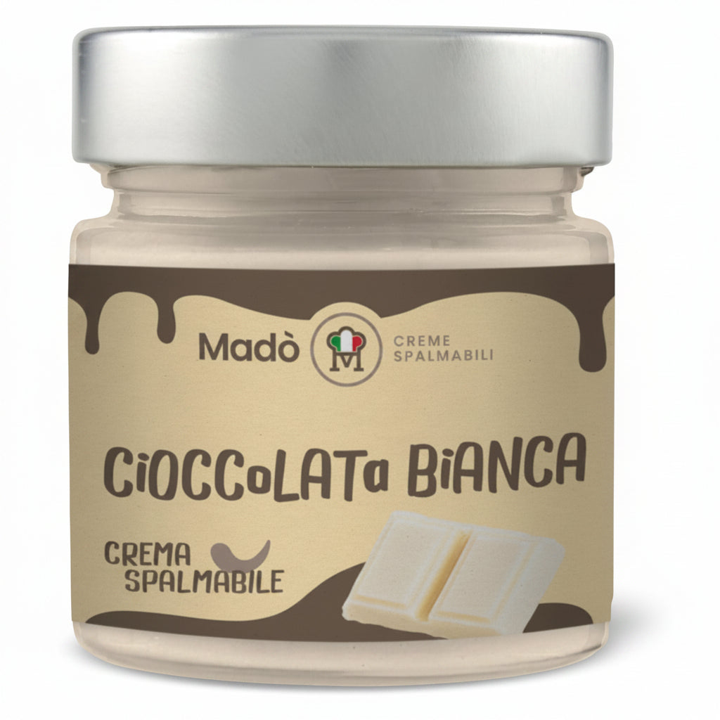 Vasetto di vetro di crema spalmabile alla Cioccolata Bianca Madò con etichetta beige e marrone e quadratini di cioccolato bianco su sfondo bianco