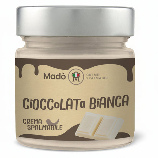 Vasetto di vetro di crema spalmabile alla Cioccolata Bianca Madò con etichetta beige e marrone e quadratini di cioccolato bianco su sfondo bianco