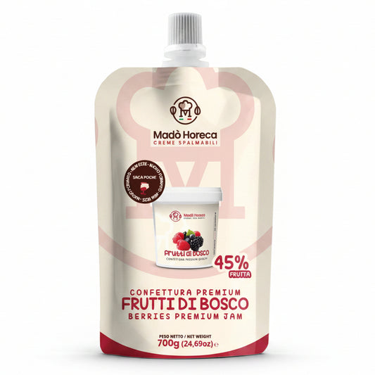 Doypack flessibile da 700g di Confettura Premium Frutti di Bosco Madò Horeca con grafica chiara e bordeaux e immagine di frutti di bosco freschi su sfondo bianco