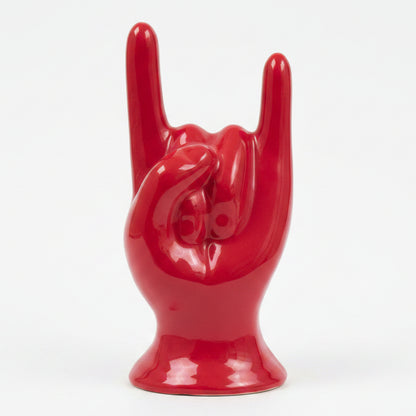 Scatola o statuetta decorativa in ceramica rossa lucida a forma di mano che fa il gesto rock su sfondo bianco