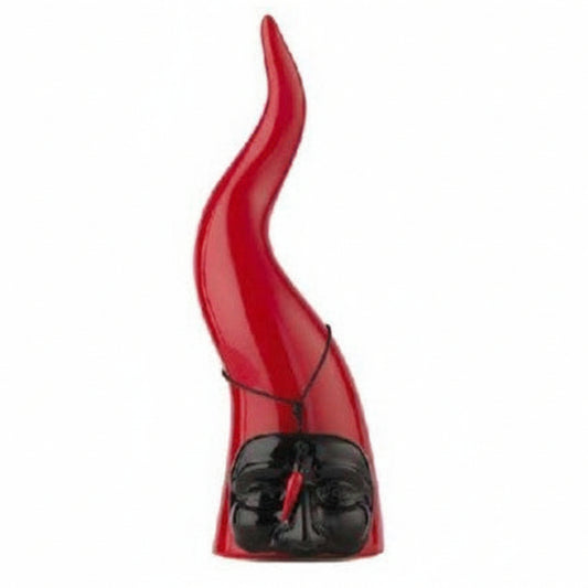 Statuetta decorativa in ceramica Giardini di Marzo da 25 cm con corno rosso e maschera di Pulcinella nera su sfondo bianco e ambientazione esterna
