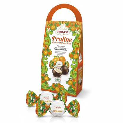 Confezione regalo con manico da 200g di praline di cioccolato al latte Crispo al gusto arancia con grafica decorata a tema agrumi e praline incartate su sfondo bianco