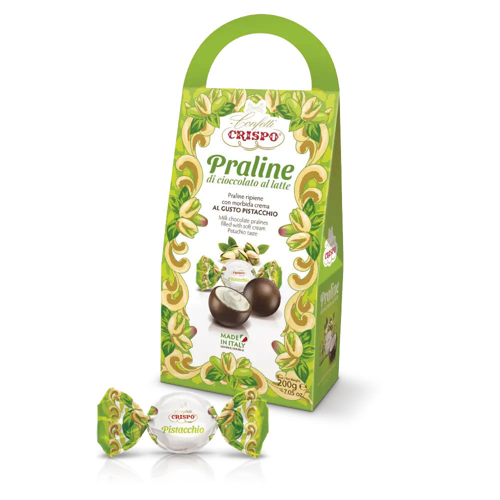 Confezione regalo con manico da 200g di praline di cioccolato al latte Crispo al gusto pistacchio con grafica decorata a tema pistacchi e pralina incartata in primo piano su sfondo bianco