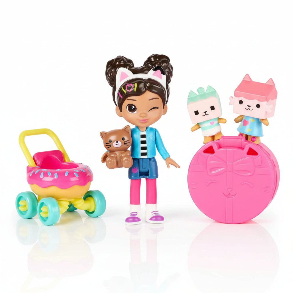 Set di gioco Gabby's Dollhouse con la bambola di Gabby, un passeggino a forma di ciambella, statuine di gattini e una scatola regalo rosa a tema gatto