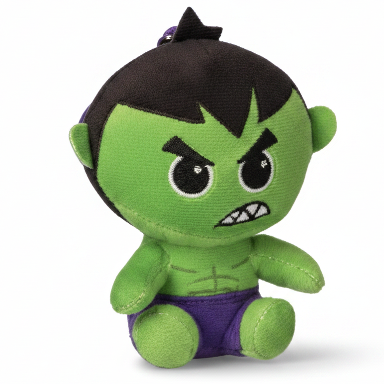 Mini peluche di Hulk della Marvel Avengers in versione chibi seduto, con pelle verde, capelli neri, espressione arrabbiata e pantaloncini viola