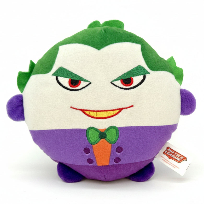 Mini peluche rotondo di Joker della Justice League in versione sferica, con capelli verdi, viso bianco, giacca viola, papillon verde ed etichetta ufficiale del brand