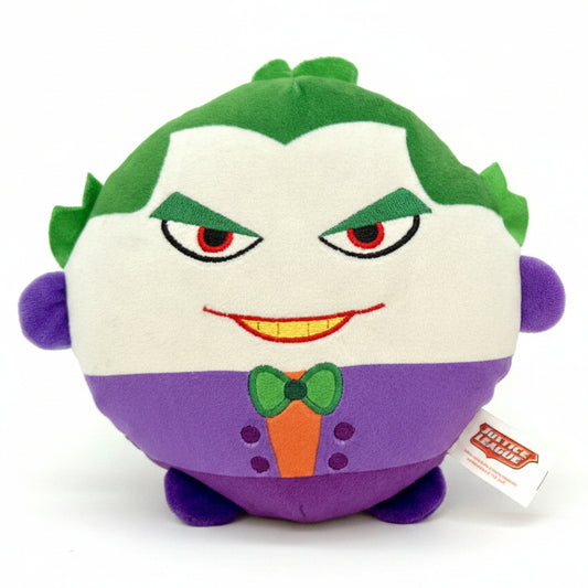 Mini peluche rotondo di Joker della Justice League in versione sferica, con capelli verdi, viso bianco, giacca viola, papillon verde ed etichetta ufficiale del brand