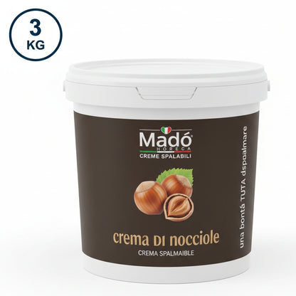 Secchiello professionale bianco e marrone da 3 KG di crema di nocciole Madò Horeca con etichetta e nocciole fresche su sfondo bianco