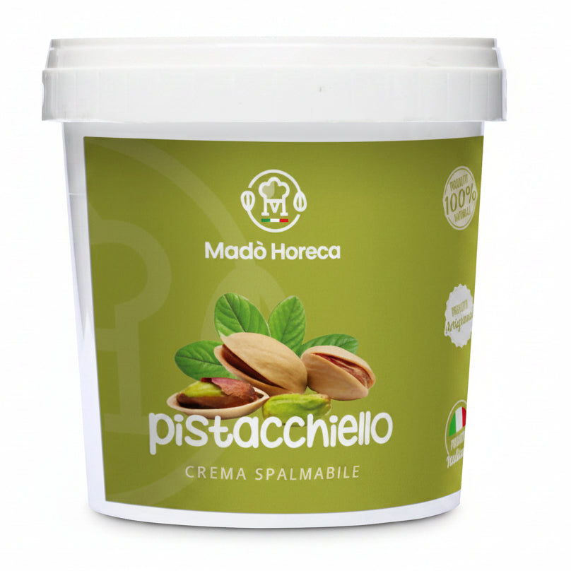 Secchiello professionale bianco di crema spalmabile al pistacchio Pistacchiello Madò Horeca con etichetta verde e pistacchi su sfondo bianco