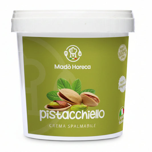 Secchiello professionale bianco di crema spalmabile al pistacchio Pistacchiello Madò Horeca con etichetta verde e pistacchi su sfondo bianco