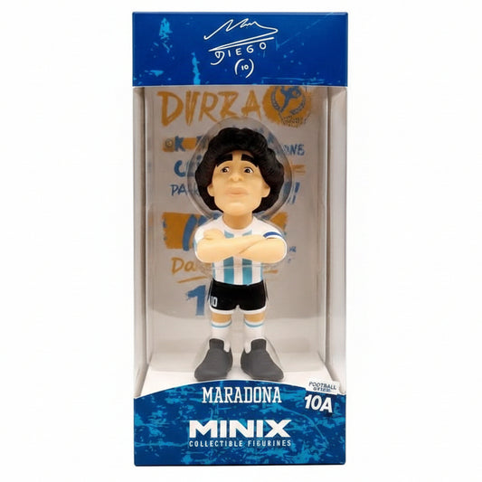 Minix Collectible Figure Diego Armando Maradona n. 10A raffigurante il campione con la maglia dell'Argentina e le braccia conserte, inserito nella sua scatola da collezione blu con finestra trasparente
