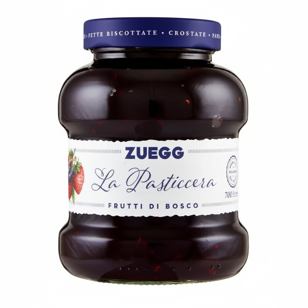 Vaso in vetro di Confettura Extra di Frutti di Bosco Zuegg La Pasticcera da 700g con tappo blu e etichetta bianca con frutti di bosco su sfondo bianco
