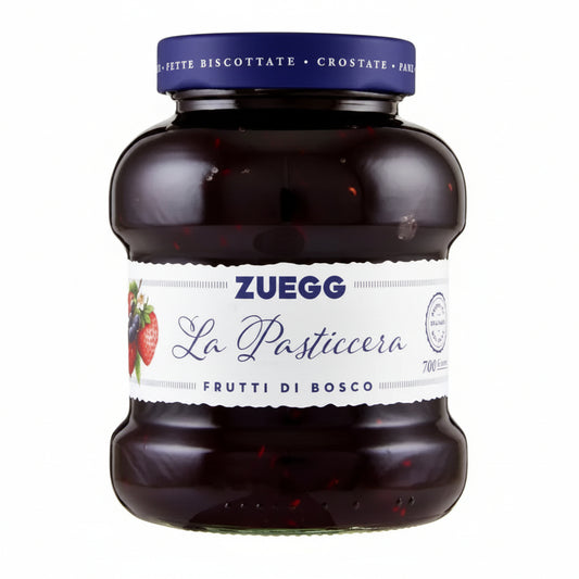 Vaso in vetro di Confettura Extra di Frutti di Bosco Zuegg La Pasticcera da 700g con tappo blu e etichetta bianca con frutti di bosco su sfondo bianco
