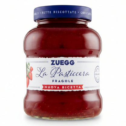 Vaso in vetro di Confettura Extra di Fragole Zuegg La Pasticcera da 700g con tappo blu, etichetta bianca e fragole su sfondo bianco