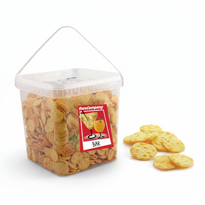 Secchiello trasparente con manico di snack salati EuroCompany per bar con etichetta rossa e mucchietto di salatini tondi su sfondo bianco