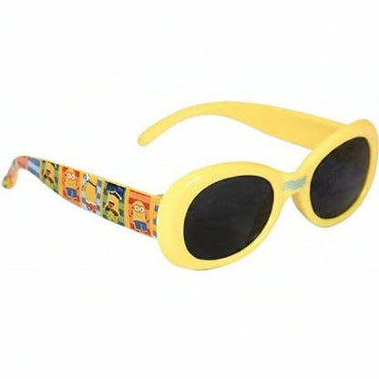 Occhiali da sole per bambini Minions con montatura gialla e aste colorate decorate con la stampa dei personaggi su sfondo bianco
