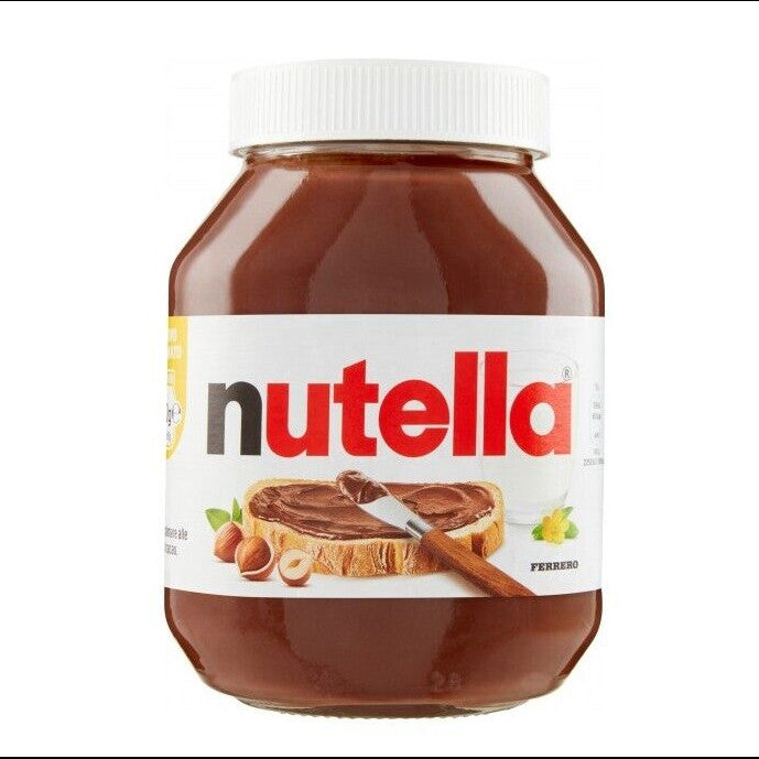 Vasetto di vetro di Nutella Ferrero con tappo bianco e iconica etichetta bianca con pane spalmato di crema e nocciole su sfondo bianco