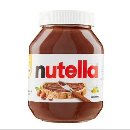 Vasetto di vetro di Nutella Ferrero con tappo bianco e iconica etichetta bianca con pane spalmato di crema e nocciole su sfondo bianco