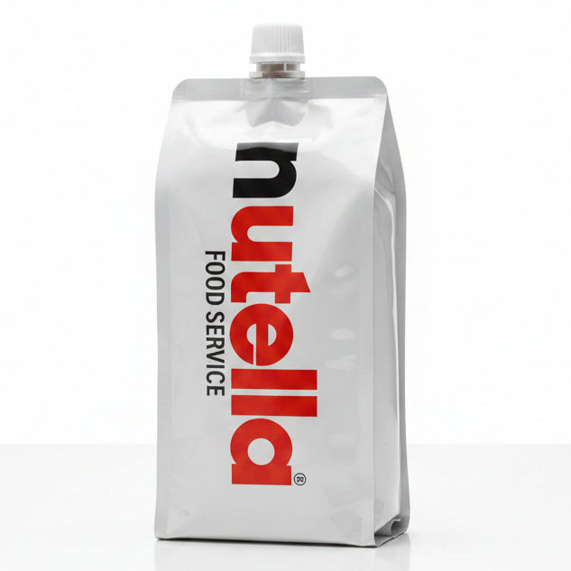 Doypack flessibile bianco di Nutella Food Service con tappo dosatore e logo verticale rosso e nero su sfondo bianco