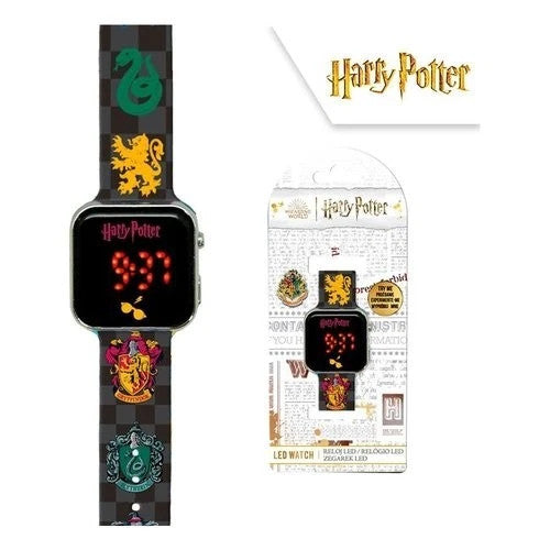 Orologio LED digitale Harry Potter con cassa nera, display luminoso rosso e cinturino decorato con gli stemmi delle case di Hogwarts su sfondo bianco