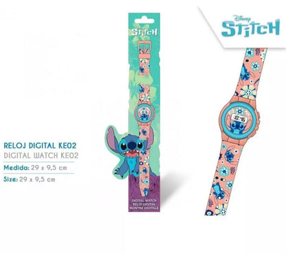 Confezione e dettaglio di un orologio digitale Disney Stitch color corallo e azzurro con cinturino decorato a fantasia floreale su sfondo bianco