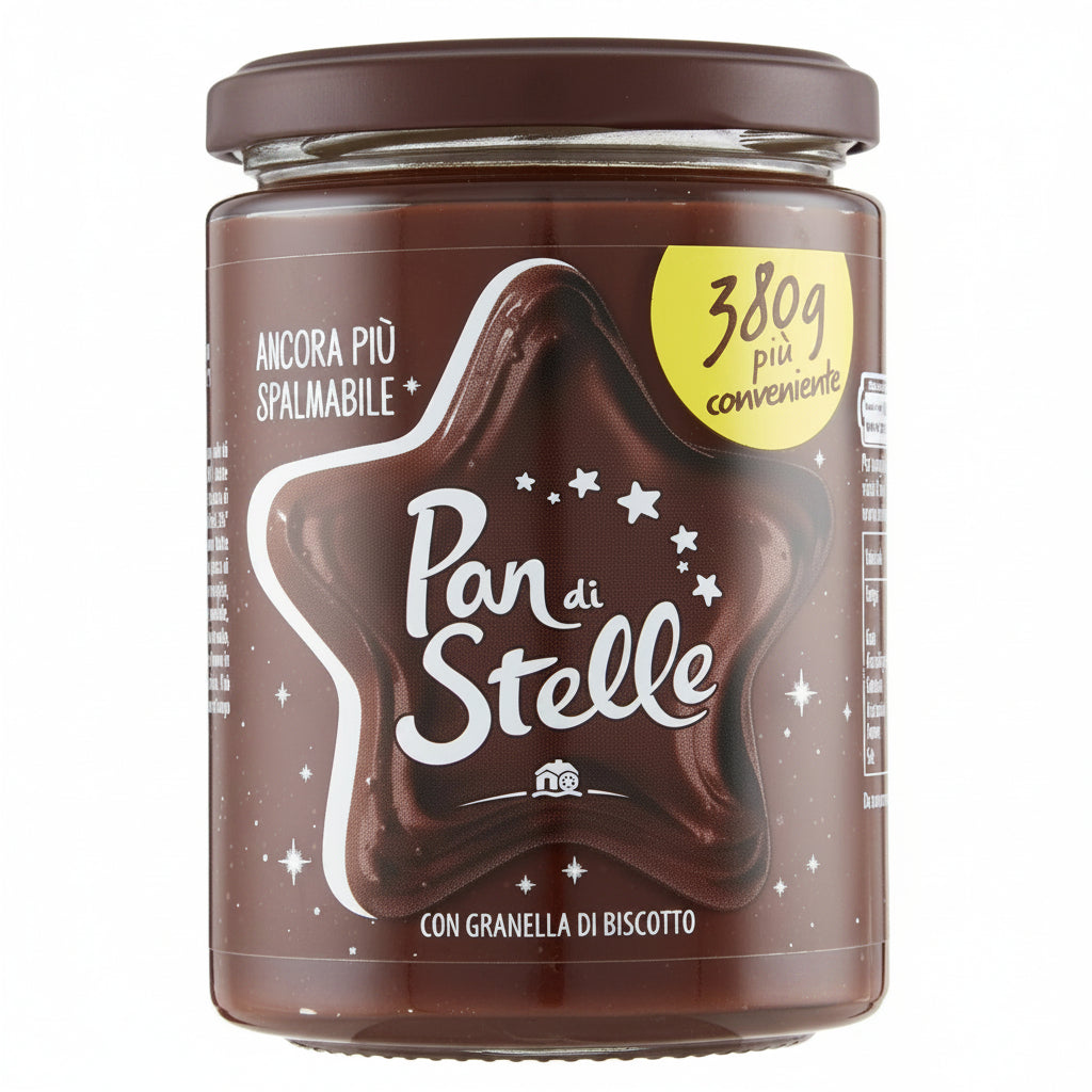 Vasetto di vetro di crema spalmabile Pan di Stelle con granella di biscotto da 380g, tappo marrone e iconica stella con scritta su sfondo bianco