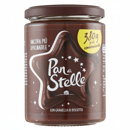 Vasetto di vetro di crema spalmabile Pan di Stelle con granella di biscotto da 380g, tappo marrone e iconica stella con scritta su sfondo bianco