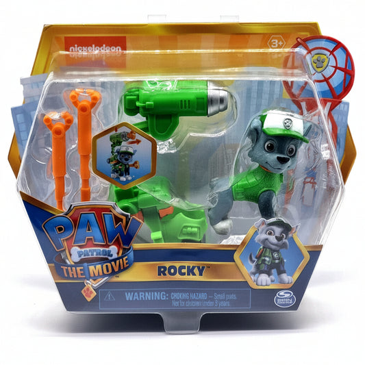 Confezione dell'action figure di Rocky da Paw Patrol The Movie di Spin Master, con la statuetta del cucciolo e i suoi accessori verdi e arancioni inseriti nella scatola originale a tema cinematografico