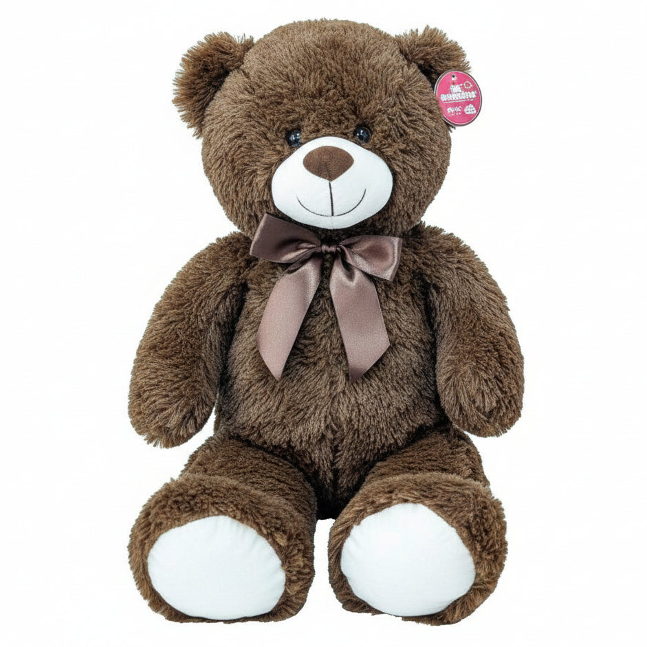 Grande orsacchiotto di peluche marrone soffice con muso e zampe bianche, decorato con un elegante fiocco in raso marrone al collo su sfondo bianco