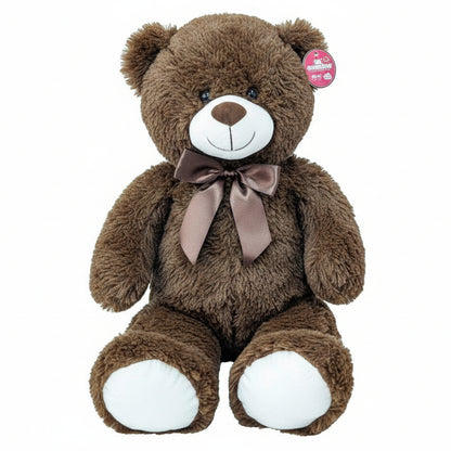 Grande orsacchiotto di peluche marrone soffice con muso e zampe bianche, decorato con un elegante fiocco in raso marrone al collo su sfondo bianco