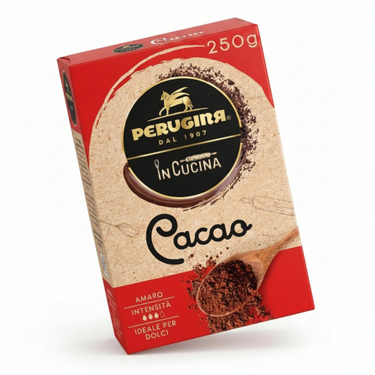 Confezione rossa e beige di Cacao Amaro Perugina In Cucina da 250g con cucchiaio di legno e cacao in polvere su sfondo bianco