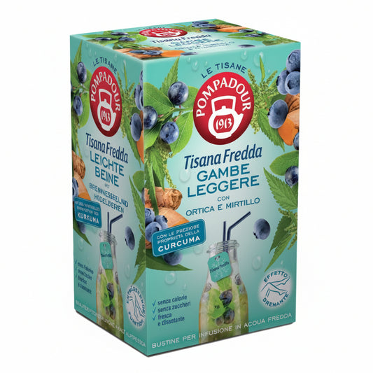 Confezione di Tisana Fredda Gambe Leggere Pompadour con Ortica e Mirtillo affiancata da una bottiglia di infuso freddo con mirtilli su sfondo chiaro