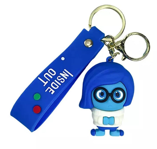 Portachiavi in gomma blu Inside Out con il personaggio Tristezza, anelli metallici dorati e cinturino coordinato con scritta su sfondo bianco