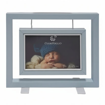 Portafoto da tavolo CuoriFoglio in legno bianco e celeste con foto di neonato e confezione originale su sfondo in legno