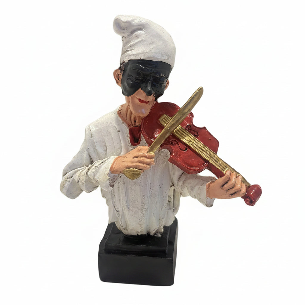 Statuetta decorativa a mezzo busto raffigurante Pulcinella con cappello bianco, maschera nera e abito bianco mentre suona un violino rosso e oro su base nera, isolata su sfondo bianco