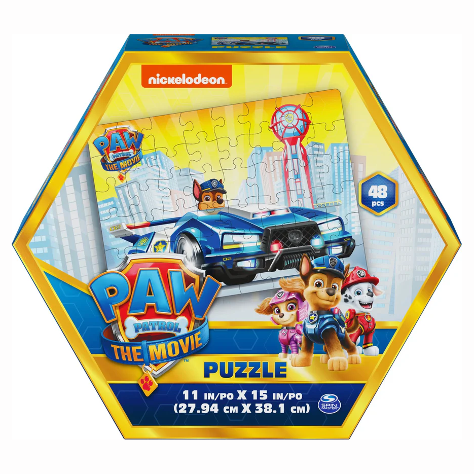 Confezione esagonale del puzzle Paw Patrol Chase The Movie da 48 pezzi di Spin Master, con l'immagine completata che mostra Chase, Marshall e Skye e le dimensioni di 27,94x38,1 cm