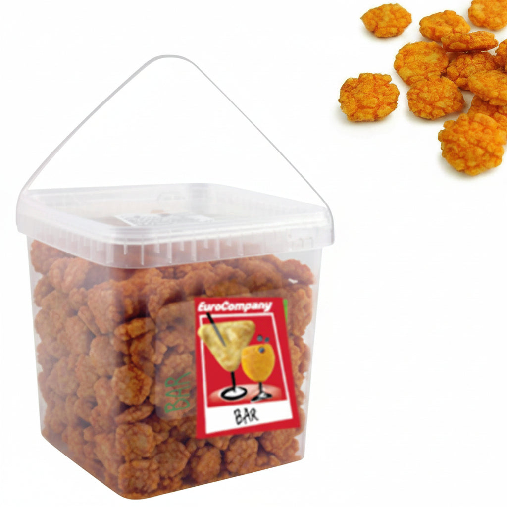 Secchiello trasparente con manico di snack speziati EuroCompany per bar con etichetta rossa e mucchietto di stuzzichini croccanti su sfondo bianco